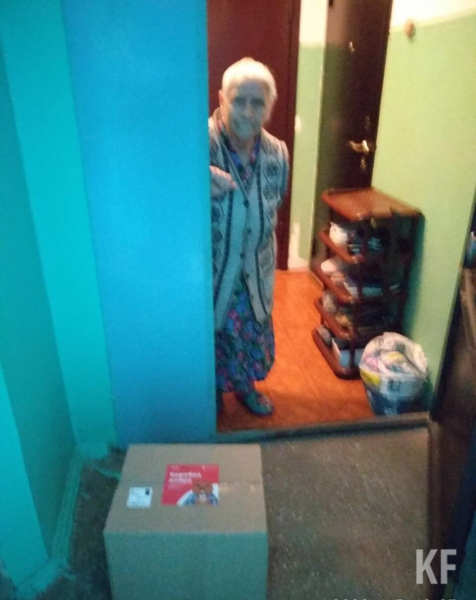 Казанские активисты нашли бабушку, которую ограбил хулиган, и вручили ей коробку с продуктами