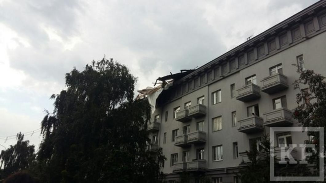 В результате падения обломка кровли на остановку в Казани пострадали девять человек
