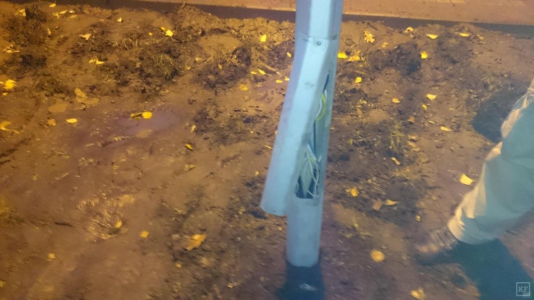 Новые фонари в реконструированном парке Победы в Челнах шатаются от малейшего порыва ветра и грозят упасть прямо на головы прохожим