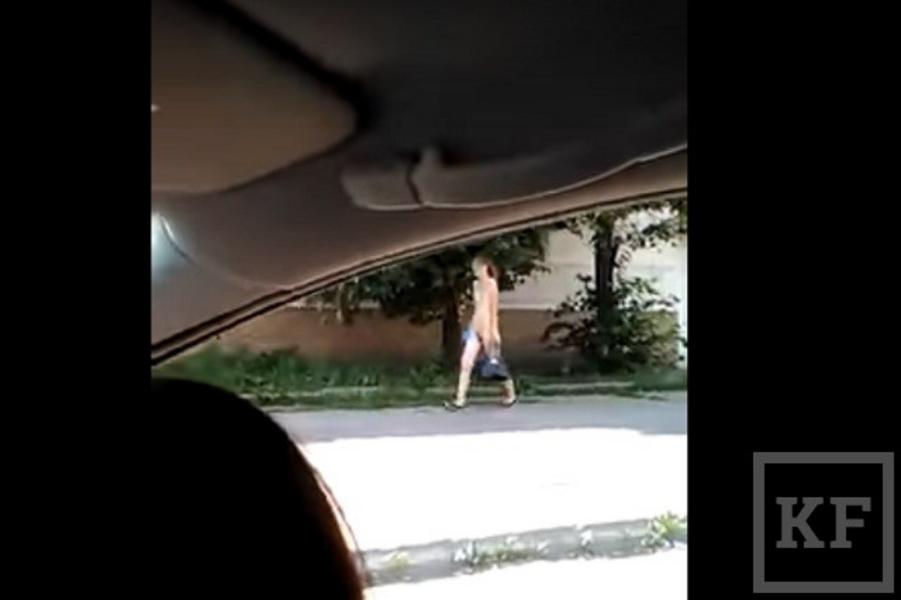 В Казани очевидцы сняли на видео идущую по улице голую девушку 