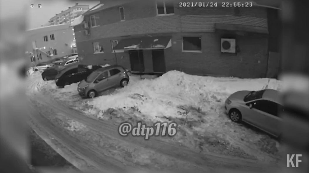 В Казани лавина снега с крыши алкомаркета разбила припаркованный автомобиль: есть видео