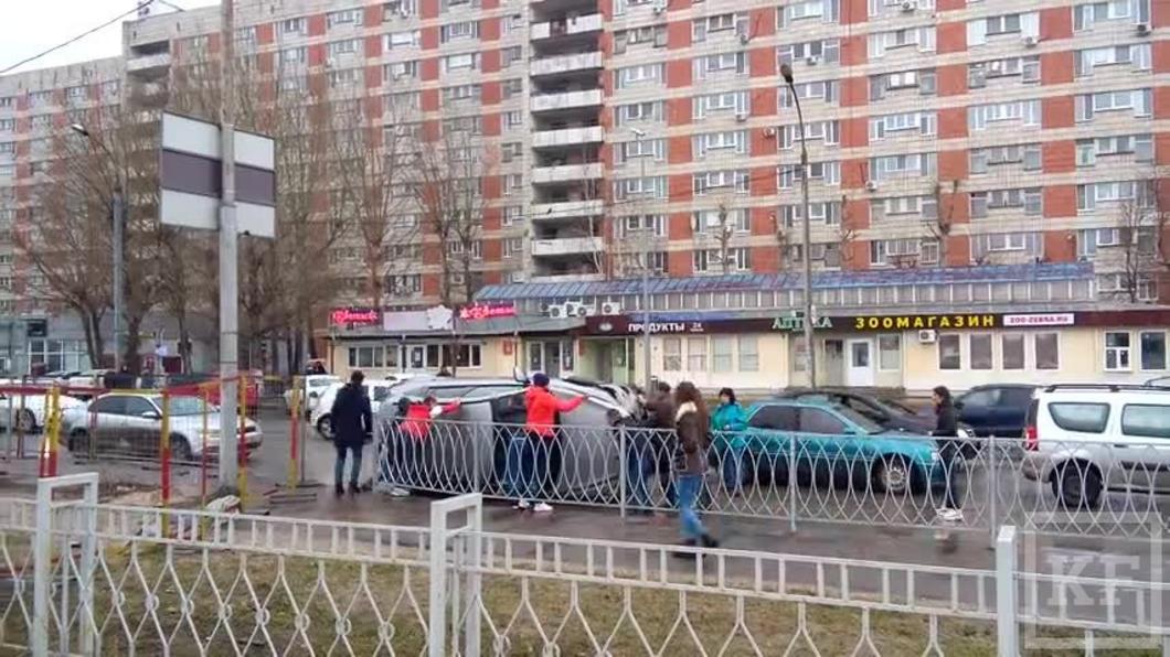Видео: в Казани в массовом ДТП опрокинулся внедорожник с ребенком