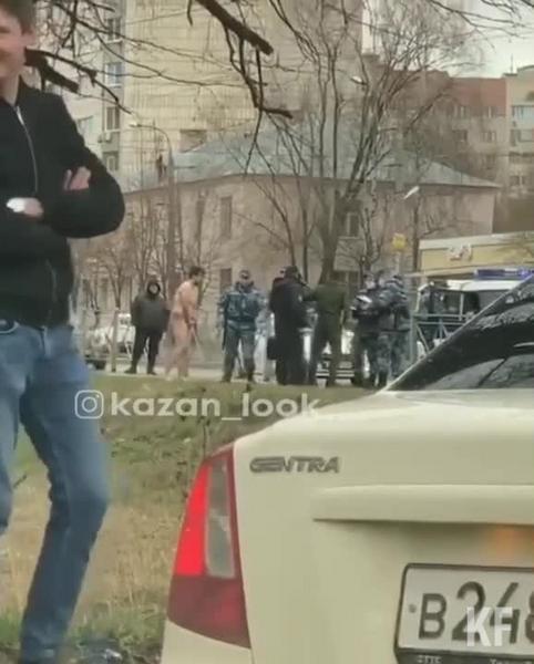 В Казани на видео засняли убегающего от полицейских мужчину в трусах и медицинской маске