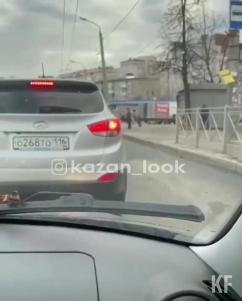 В Казани на видео засняли убегающего от полицейских мужчину в трусах и медицинской маске