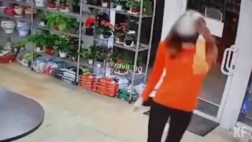 Казанец ночью ограбил цветочный магазин, избив продавца осколком бутылки