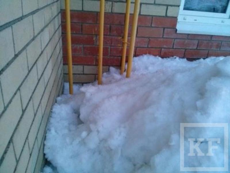 В Лениногорске завалило снегом придомовую газовую линию