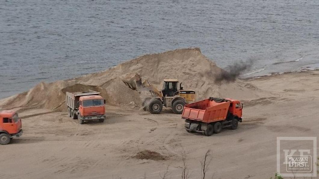 Жители береговой линии элитного жилого комплекса «Чаллы Яр» хотят остановить разгрузку барж с песком под своими окнами