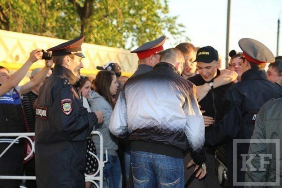 Пятерых жителей Нижнекамска, провожавших друга в армию, арестовали за неповиновение полиции