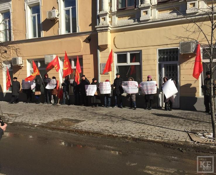 В Казани коммунисты пикетируют здание прокуратуры, требуя расследовать дело против депутата из Елабуги