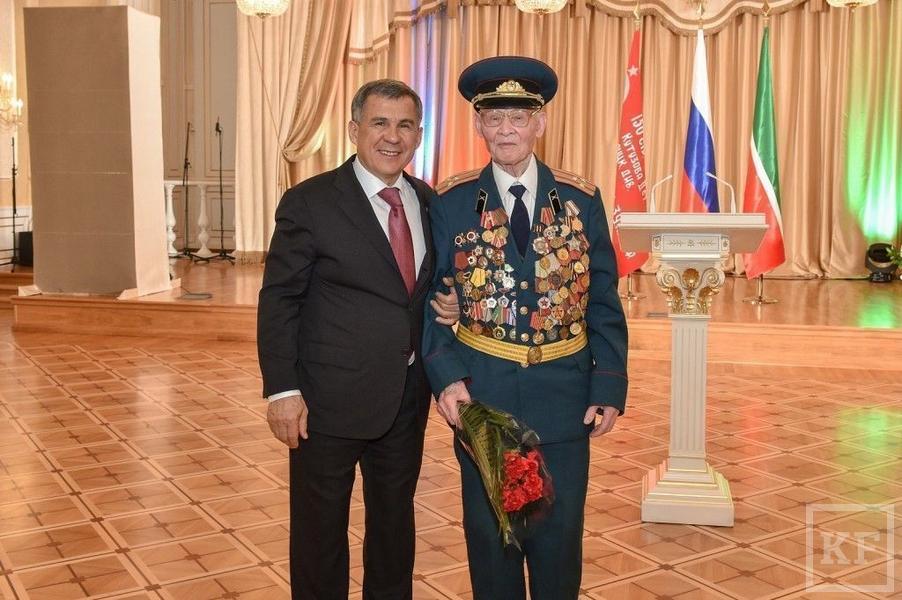 Минниханов вручил ветеранам юбилейные медали к 70-летию Победы в Великой Отечественной войне