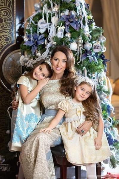 Алсу снялась в новогодней фотосессии со своими дочерьми