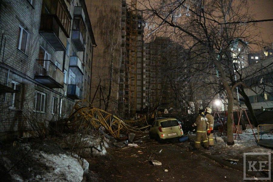 МЧС: в Екатеринбурге башенный кран упал на жилой дом, есть пострадавшие