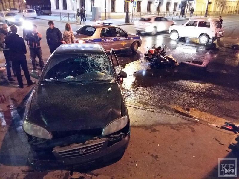 В центре Казани столкнулись автомобиль Kia и мотоцикл