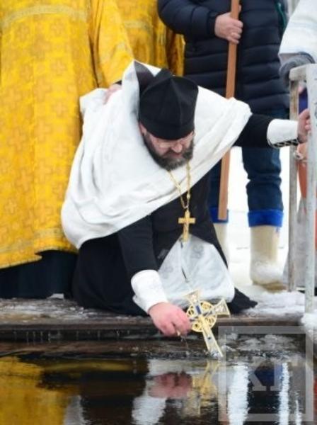 В крещенскую прорубь у храма Серафима Саровского окунулись более 200 жителей Челнов