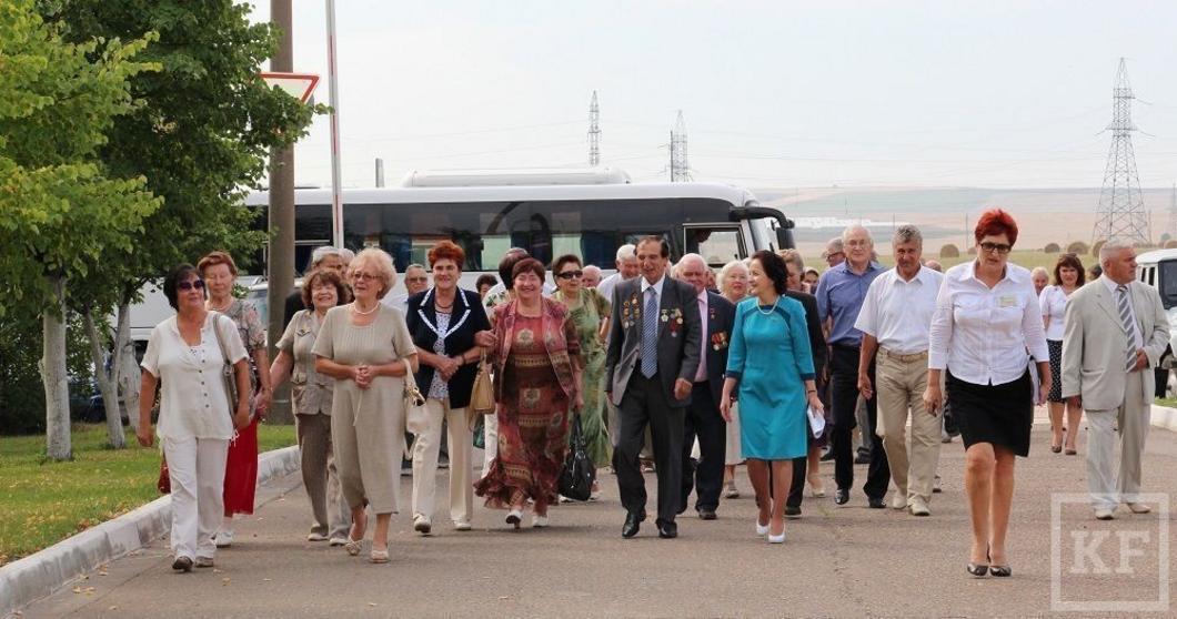 Почетные граждане Челнов посетили картонно-бумажный комбинат имени Титова