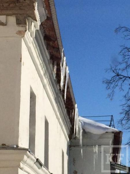 Жители Лениногорска боятся ходить под окнами домов из-за свисающих с крыш сосулек