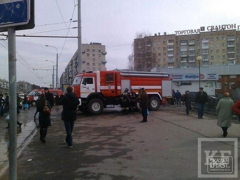 В Казани у офисного здания на Московском рынке загорелась кровля пристроя