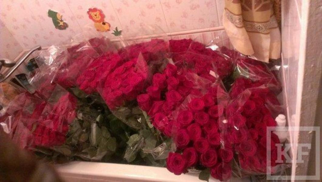 В Набережных Челнах девушка раздавала прохожим розы в честь своего развода