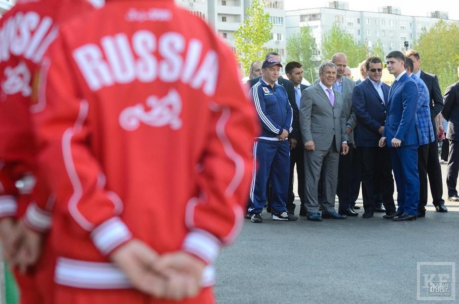 «Шайбу забросил Рустам Минниханов!». Как в Казани открыли еще один хоккейный дворец