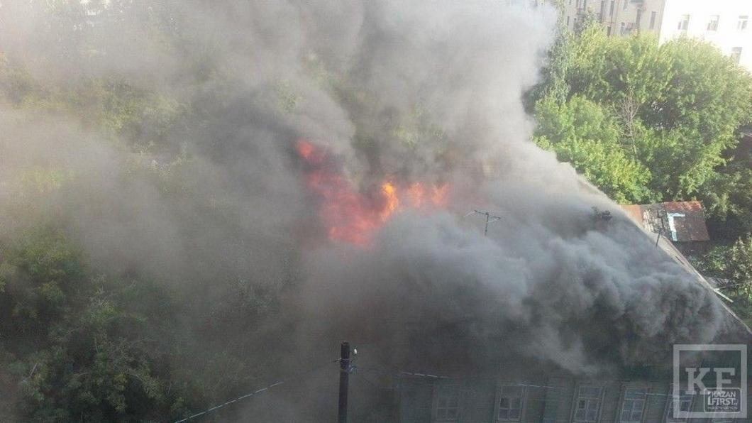 На улице Шаляпина в Казани произошел крупный пожар: живущие по соседству вытащили из горящего дома пожилую женщину