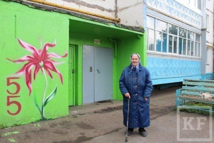 В Альметьевске неизвестный художник рисует на жилых домах