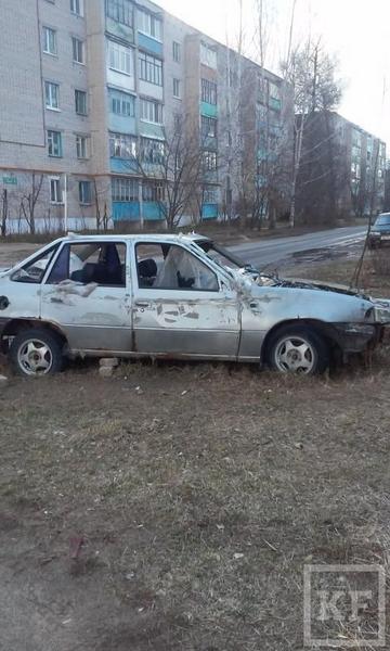 Жительница Зеленодольска просит убрать брошенный автомобиль на улице Украинская — «Народный контроль»