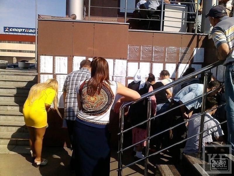 Десятки клиентов «БТА-Казань» собрались у центрального офиса банка: люди стоят в очереди за талонами