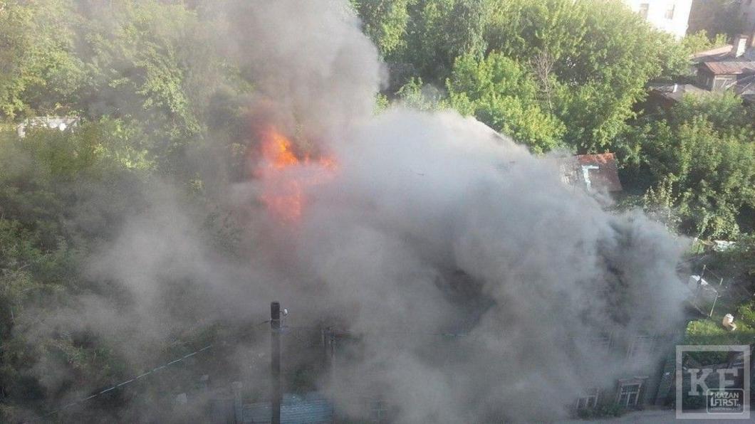 На улице Шаляпина в Казани произошел крупный пожар: живущие по соседству вытащили из горящего дома пожилую женщину