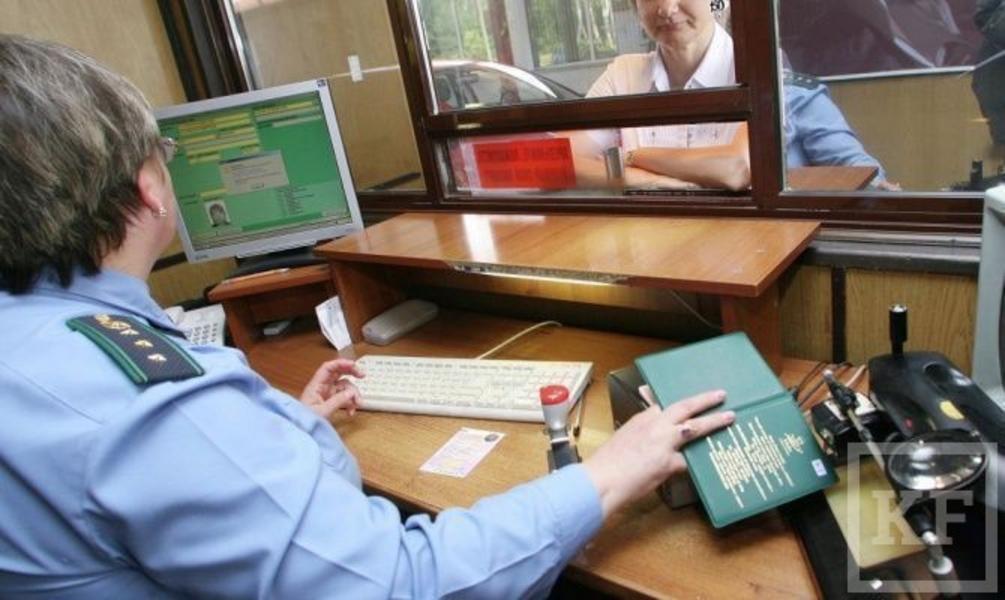 Более 8 тысяч жителей Татарстана не могут выехать за границу из-за долгов
