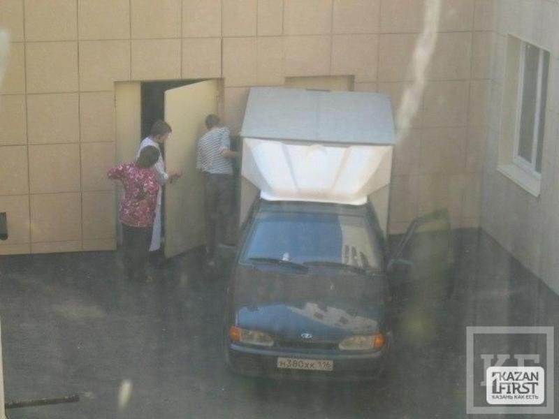 В Казани продуктовый фургон протаранил стену гостиницы