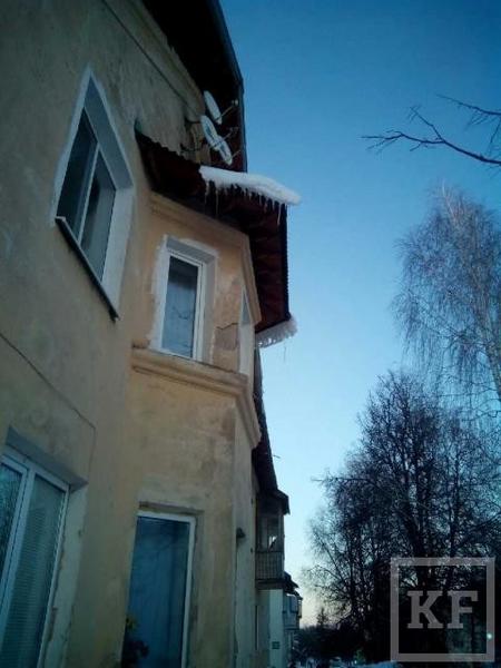 Жители Лениногорска боятся ходить под окнами домов из-за свисающих с крыш сосулек