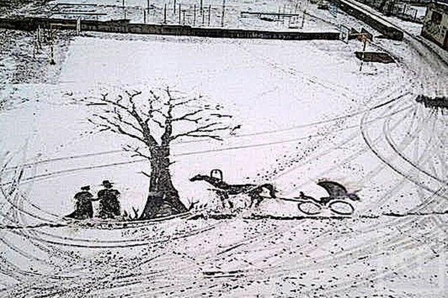 В Ижевске дворник рисует картины на асфальте запорошенном снегом