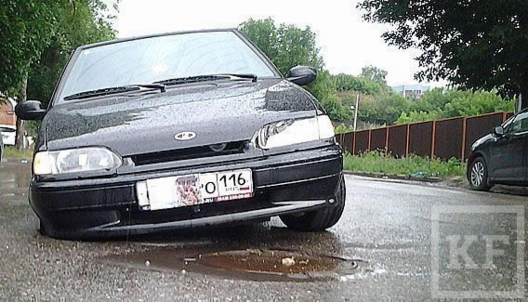 В Казани машина провалилась в яму