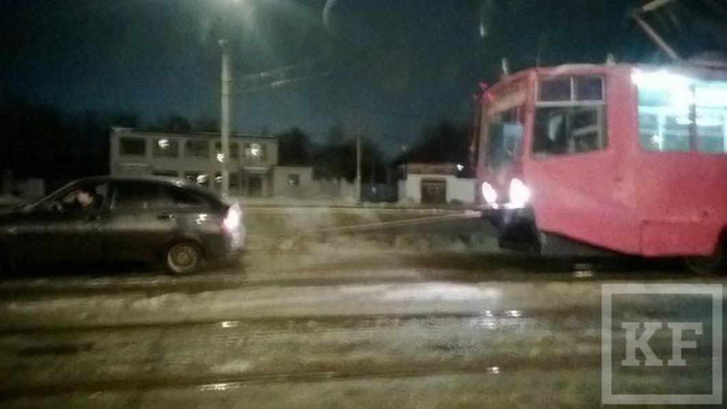 В Казани Ладу Приору из сугроба вытащил трамвай