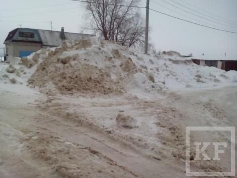 Житель Чистополя пожаловался в «Народный контроль» на свалку снега у частных домов