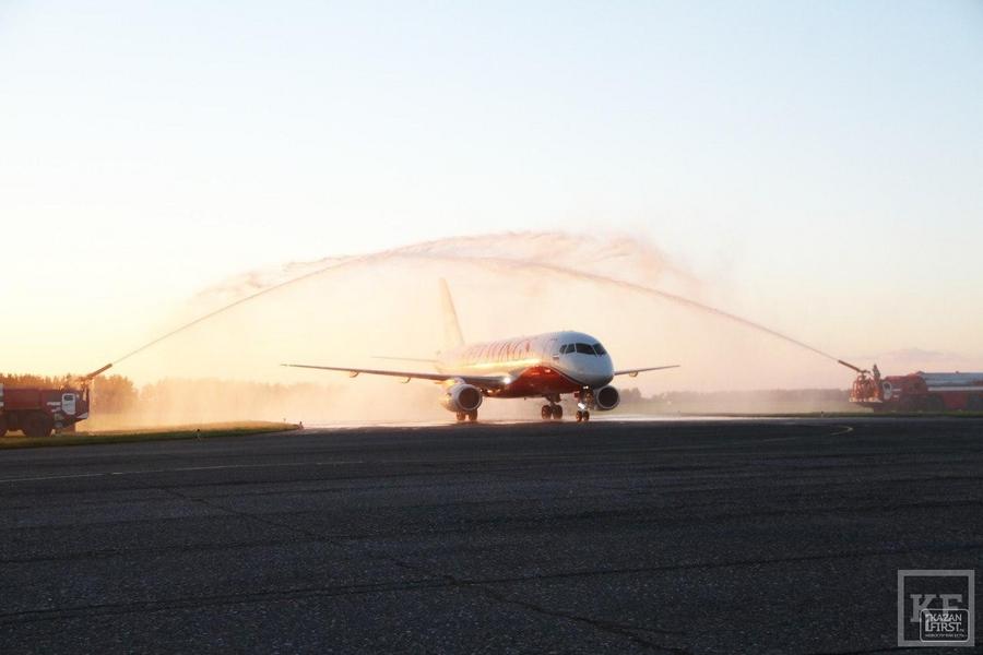 Споттеры и журналисты в Бегишево встретили первый рейс авиакомпании Red Wings