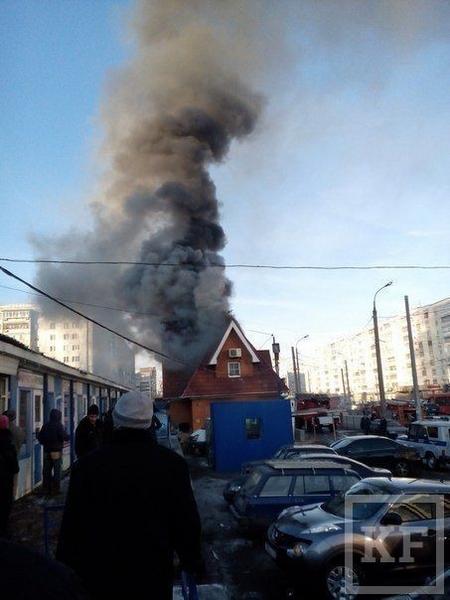 На пересечении улиц Ломжинская и Фучика горит магазин