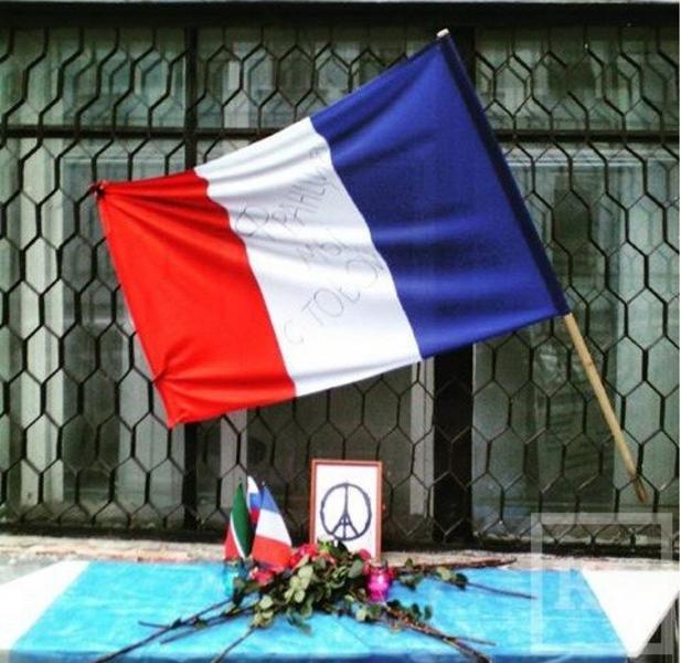 Казанцы приносят цветы и свечи к центру «Альянс Франсез» в память о погибших в серии терактов в Париже