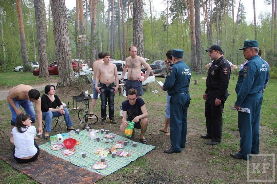 Сотрудники МЧС оштрафовали за приготовление шашлыка отдыхающих на озере Лебяжье в Казани