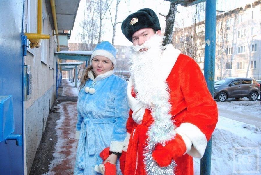 В Альметьевске к  детям пришел Полицейский Дед Мороз