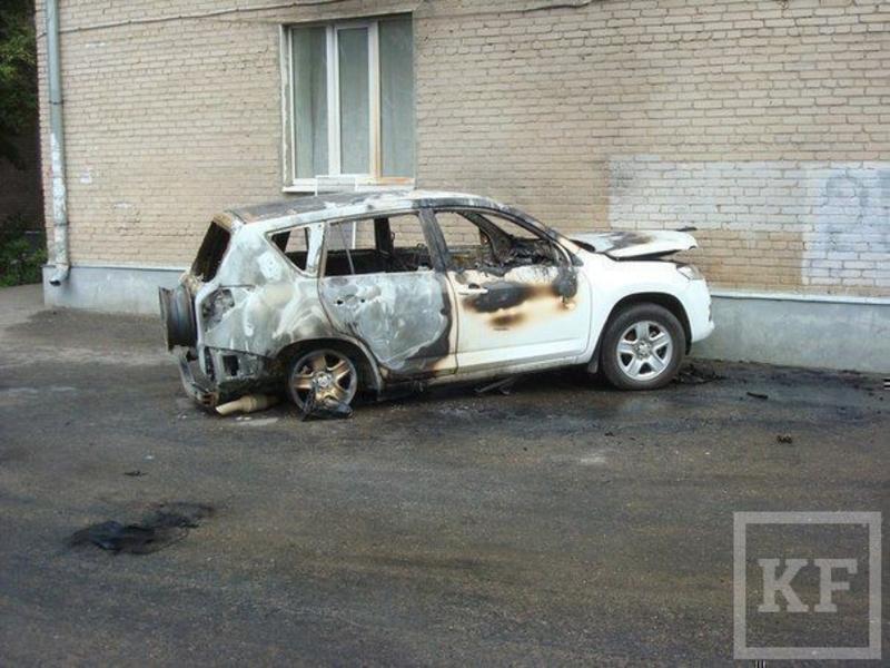 В Казани Toyota врезалась в стену дома и загорелась [фото]