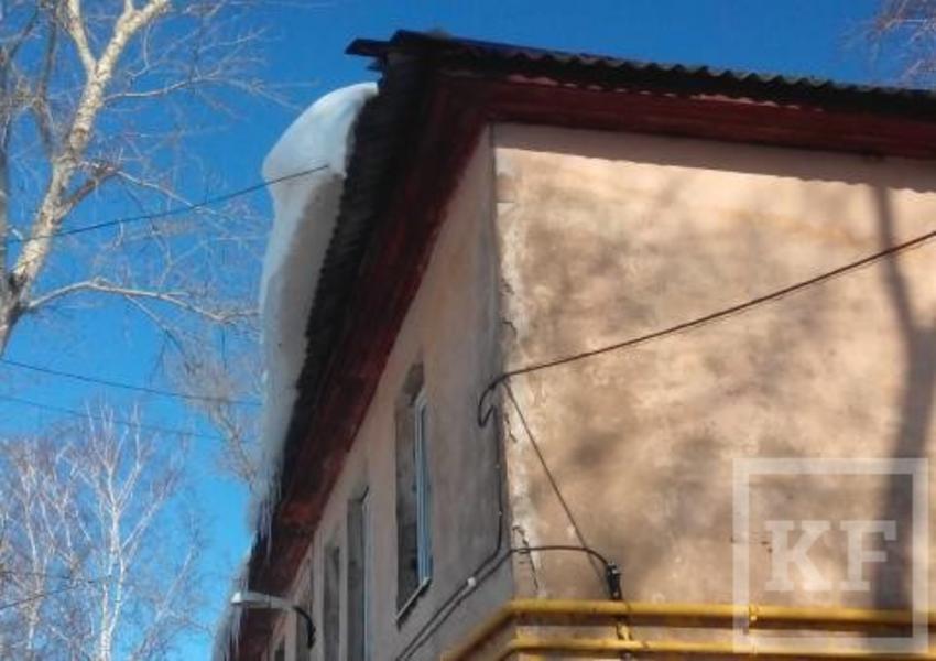 Крыши домов в Бугульме не чистят от снега и сосулек