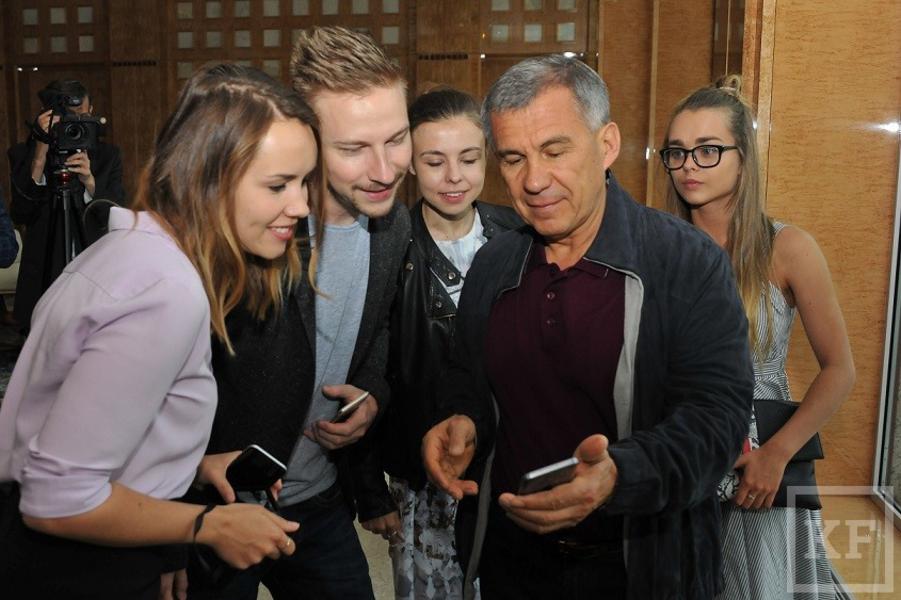 Участники НеФорума блогеров устроили флешмоб в кабинете президента Татарстана Минниханова