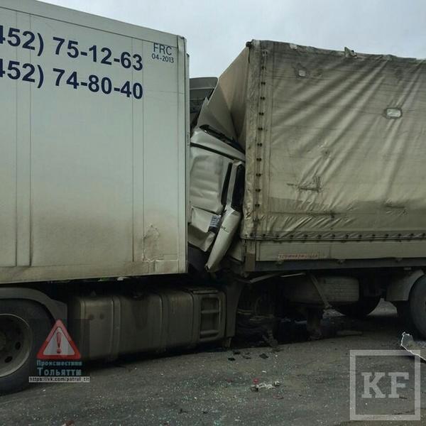 На трассе Москва-Урал произошла авария с участием трех грузовозов, один из них из Татарстана