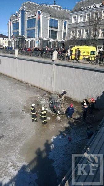 В результате ДТП в Булак упал автомобиль, в котором находились дети