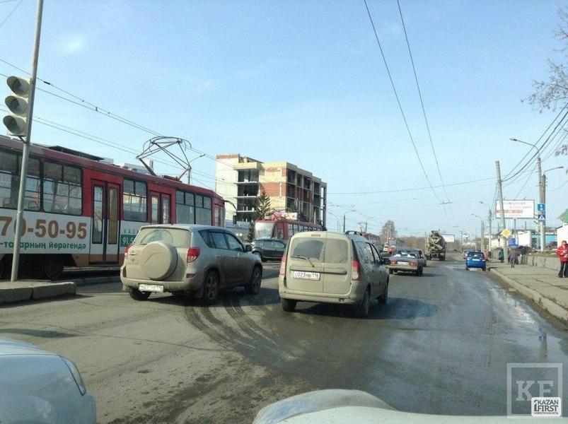В Казани на улице Гвардейской упал столб