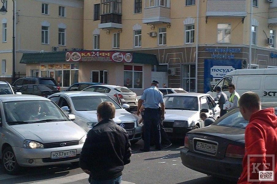 В Казани столкнулись Volkswagen Passat и Лада 99-й модели [фото]