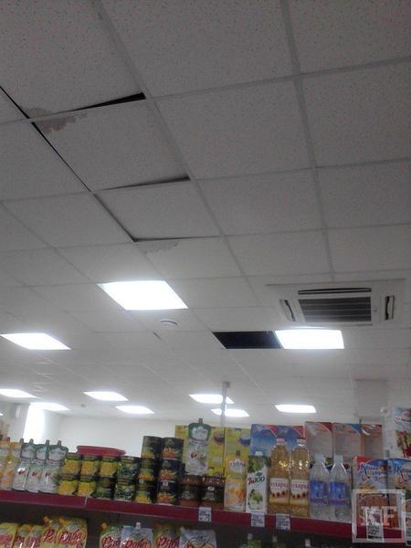 Покупатели и продавцы магазина в Елабуге опасаются обрушения потолка