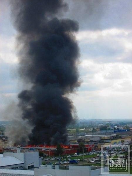 В Набережных Челнах горят склады возле рынка «Караван»