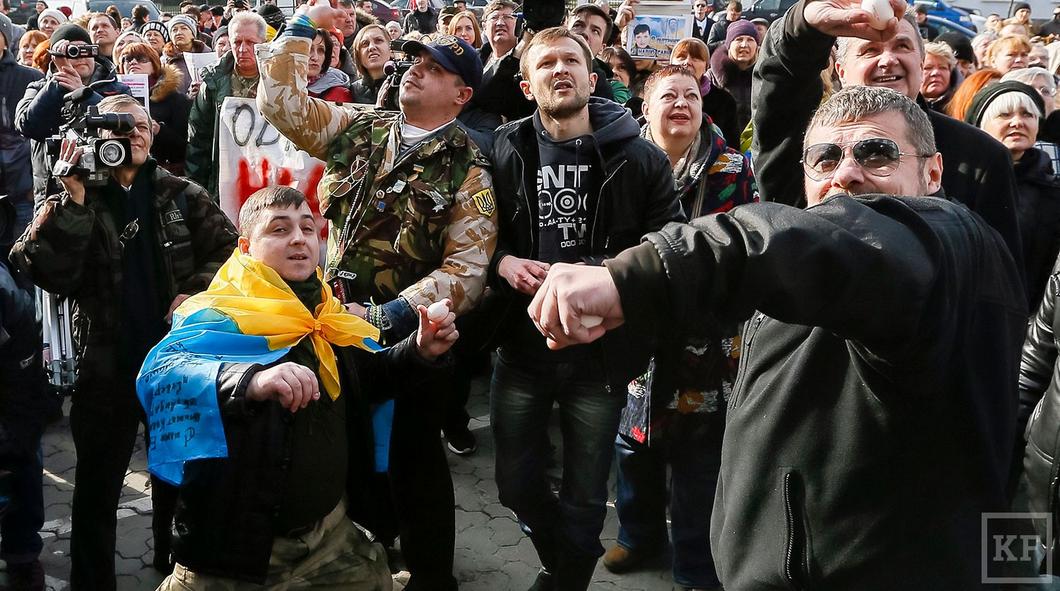 В Киеве у российского посольства собрались люди, в здание летят яйца и камни